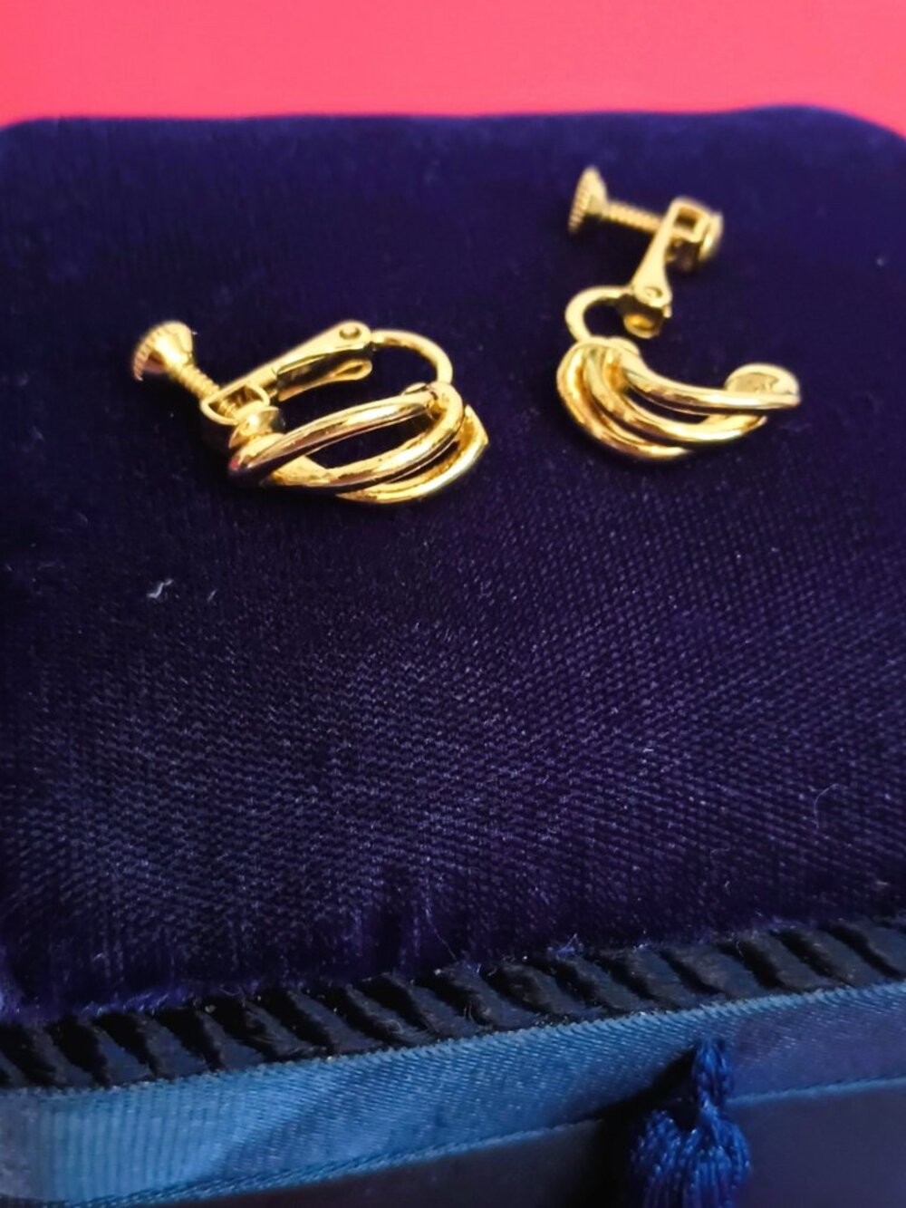 Napier Gold Tone Swirl Earrings Scroll Screw Back Clip On Fall Jewelry